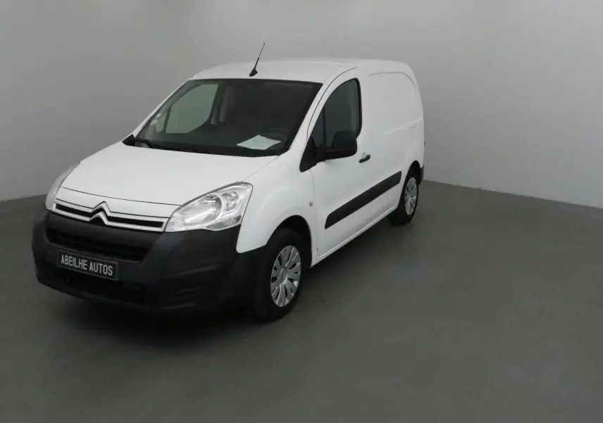 Citroën Berlingo blanc vu en 3/4 avant droit avec pare-chocs noirs et jantes acier en intérieur neutre.