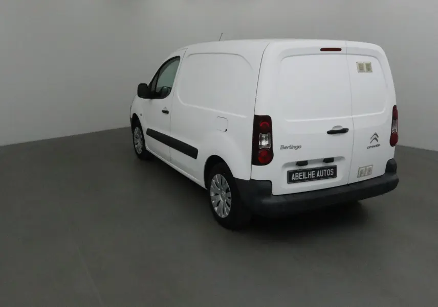 Vue 3/4 arrière droite d’un utilitaire blanc Citroën Berlingo 2018 avec portes arrière battantes et logo visible