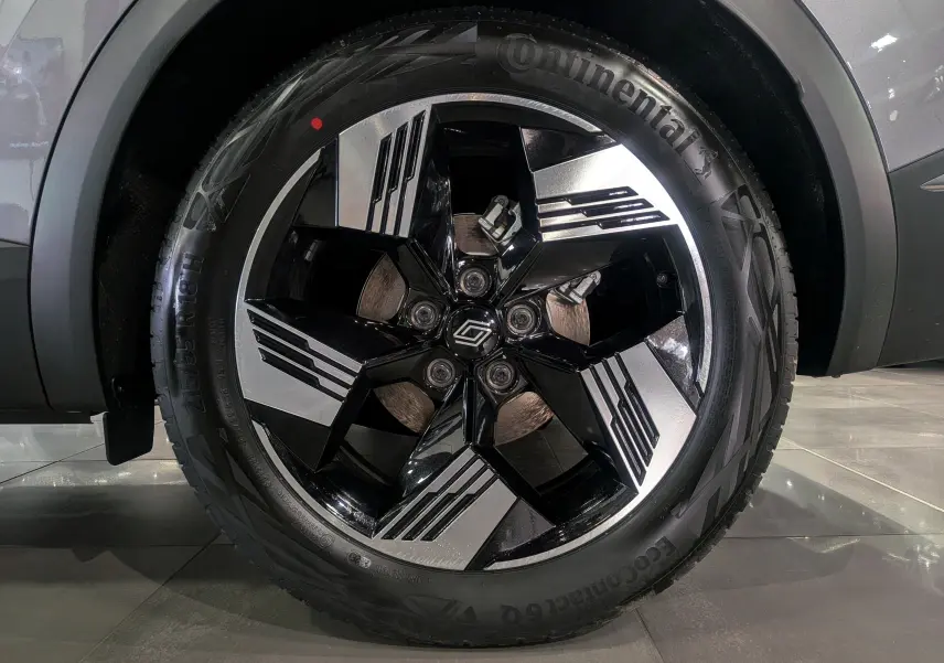 Gros plan sur la jante bi-ton noire et argent du Renault SYMBIOZ gris Cassiopé, mettant en valeur le design moderne du pneu Continental.