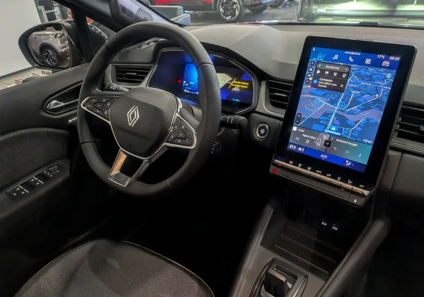 Intérieur Renault SYMBIOZ gris Cassiopé, vue du poste de conduite avec volant multifonction et écran tactile vertical.