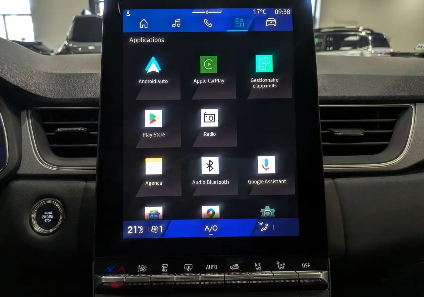 Écran tactile central affichant les applications multimédia dans l'habitacle sombre du Renault Symbioz gris Cassiopé.