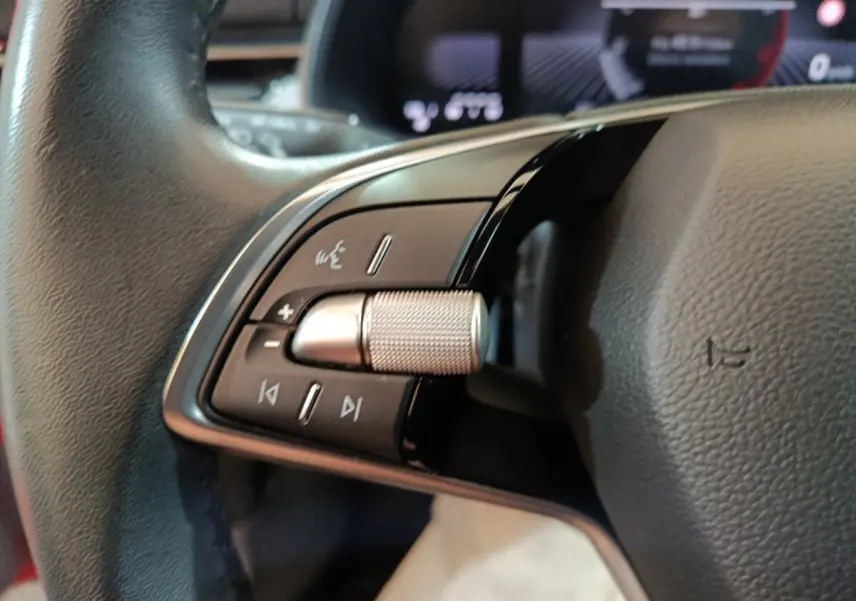 Gros plan sur le volant cuir multifonctions noir du Skoda Kamiq 2024, avec molette de réglage et commandes intégrées.