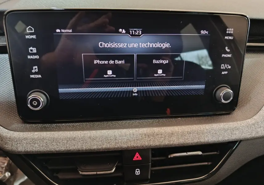 Écran tactile central du tableau de bord du Skoda Kamiq 2024 affichant options Apple CarPlay.