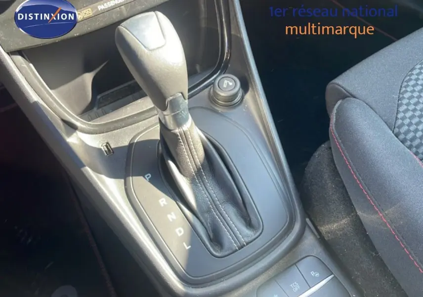 Gros plan sur la console centrale du Ford Puma gris Solar Metal, mettant en valeur le levier de vitesse automatique et les boutons de commande.