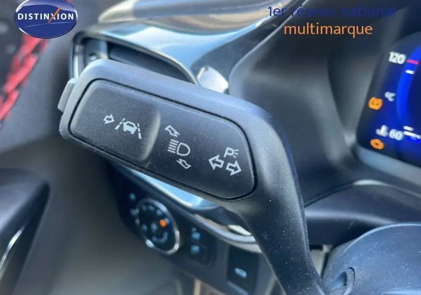 Gros plan sur la manette de clignotants et aides à la conduite dans l’habitacle d’un Ford Puma gris Solar Metal 2023.