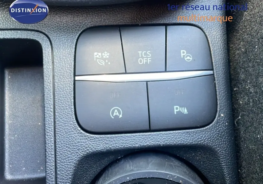 Gros plan sur les boutons de commande du tableau de bord d’un Ford Puma gris Solar Metal, intérieur noir.