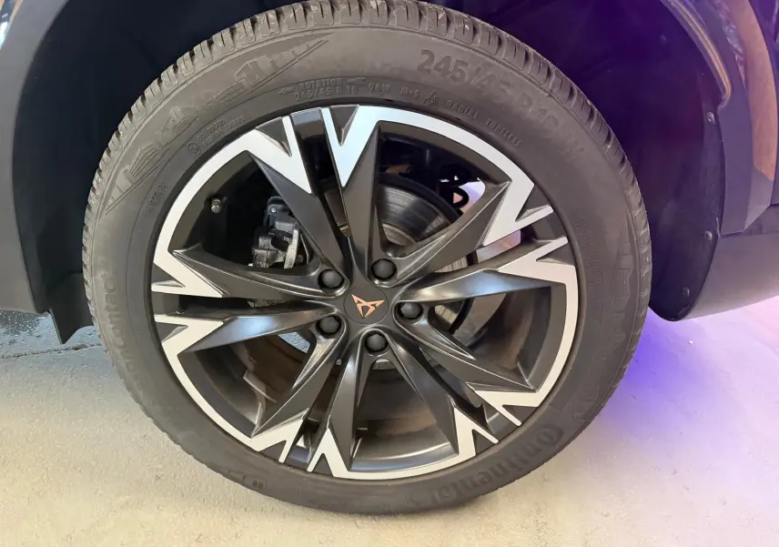 Gros plan sur une jante alliage 18'' Tempest noire et argentée du CUPRA Formentor 2.0 TDI 150 DSG V 2025.