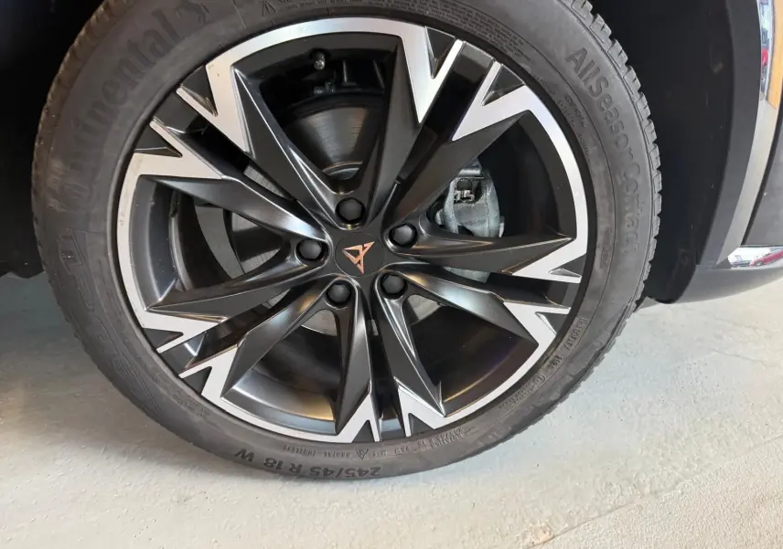 Gros plan sur la jante alliage 18'' Tempest noire et argentée du CUPRA Formentor 2.0 TDI 150 DSG V noir.