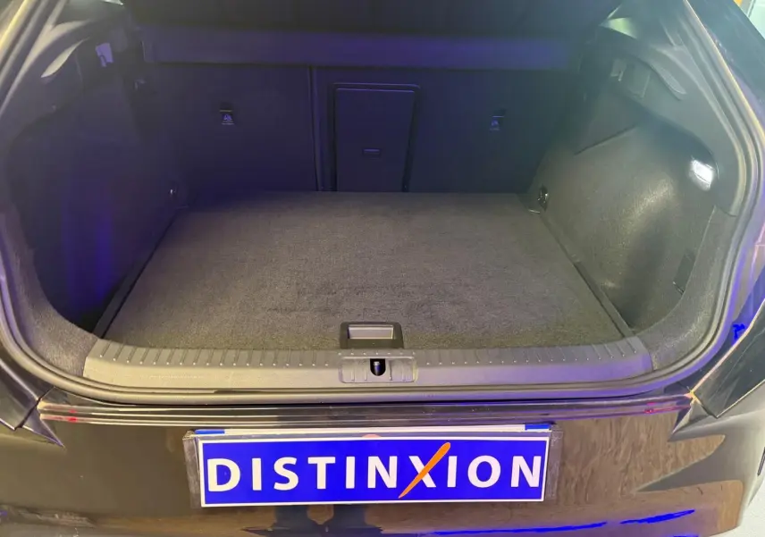Coffre ouvert vu de l'arrière d'une CUPRA Formentor noire, montrant un espace de chargement vide et propre.