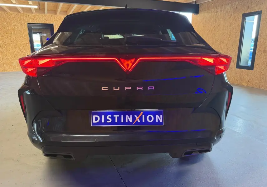 Vue arrière d'un CUPRA Formentor noir 2025 avec feux LED distinctifs et double sortie d'échappement intégrée.