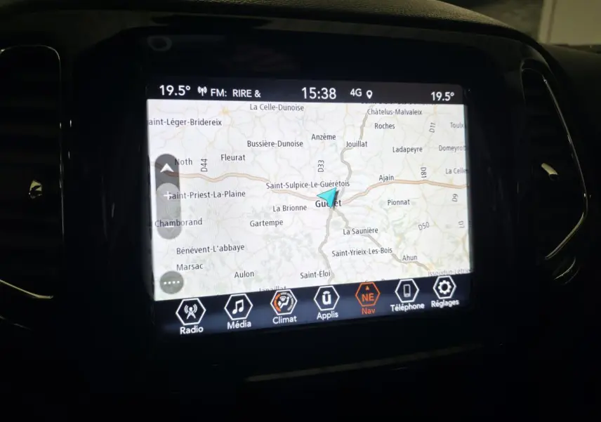 Écran tactile central du système de navigation GPS du Jeep Compass 2020 affichant une carte détaillée.