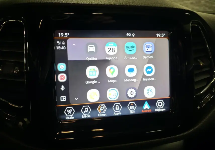 Écran tactile central du Jeep Compass 2020 affichant les applications Android Auto dans un intérieur noir.