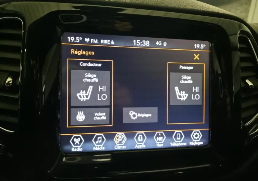 Écran tactile central du Jeep Compass 2020 montrant les réglages des sièges et volant chauffants.