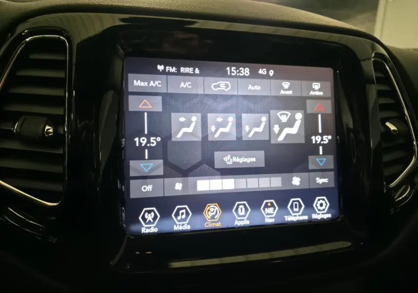 Écran tactile central du Jeep Compass 2020 montrant les réglages de climatisation bizona à 19,5°C.