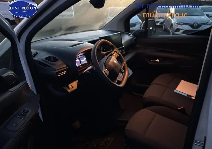 Intérieur sombre du Citroën Berlingo Fourgon blanc, vue côté conducteur avec tableau de bord et volant multifonction.