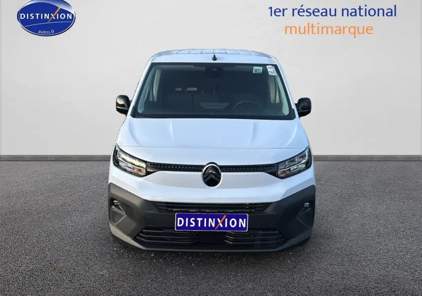 Vue frontale d’un Citroën Berlingo Fourgon XL blanc 2025 avec calandre noire et pare-chocs gris foncé.