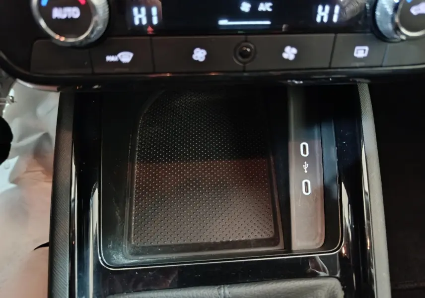 Gros plan sur la console centrale du Skoda Kamiq 2024, avec ports USB et commandes de climatisation visibles.