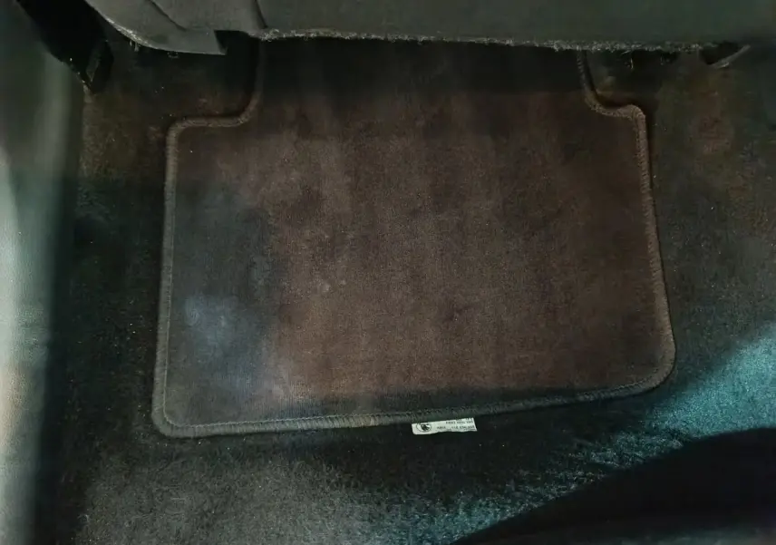 Vue rapprochée du tapis de sol noir à l'avant d'un Skoda Kamiq gris clair, version 2024 essence.