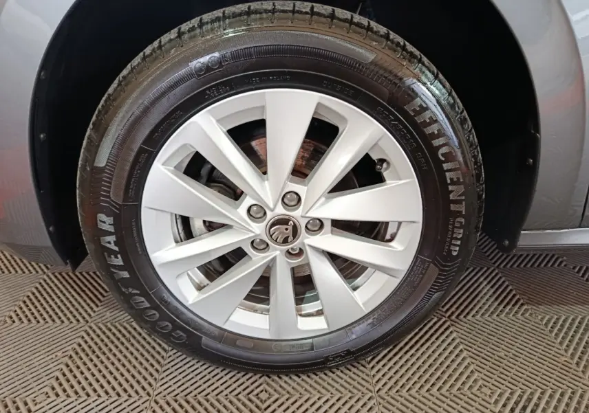 Gros plan sur la roue avant droite gris clair d’un Skoda Kamiq 2024 avec jante alliage et pneu Goodyear.