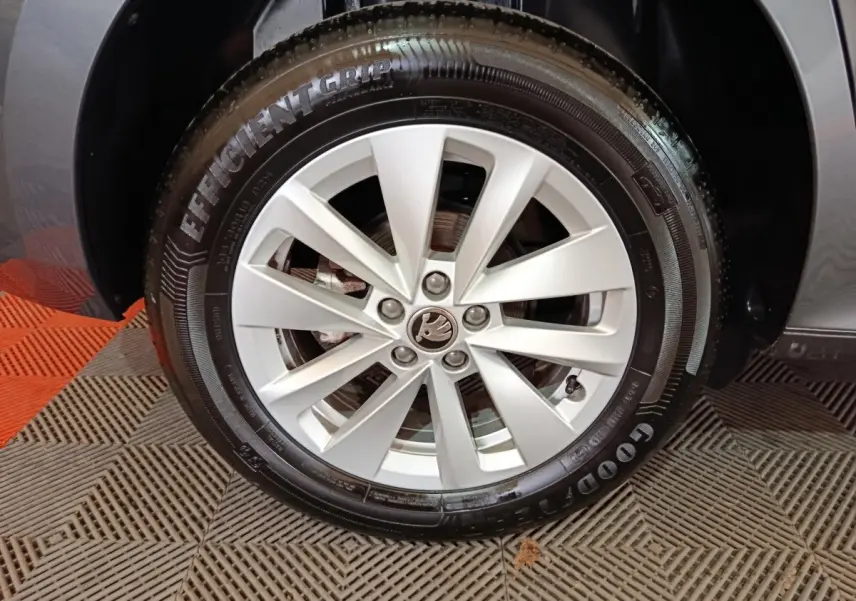Gros plan sur la roue avant droite gris clair du Skoda Kamiq 2024 avec jante en alliage et pneu Goodyear.
