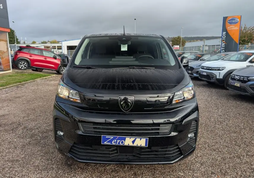Vue de face d'un Peugeot Expert Fourgon noir avec logo lion noir et plaque d'immatriculation Zero KM visible.