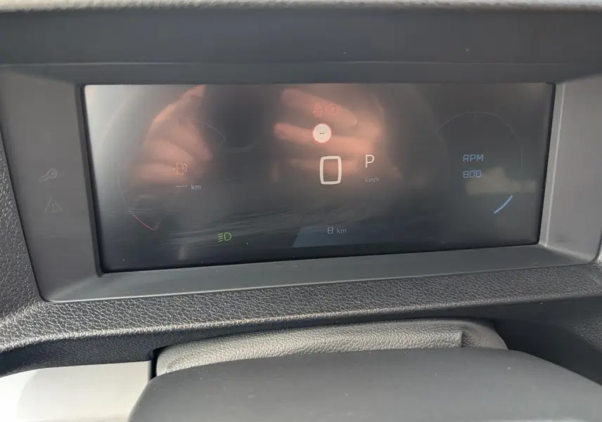 Combiné numérique noir et blanc du Peugeot Expert Fourgon 2025 affichant 0 km/h et 800 RPM.