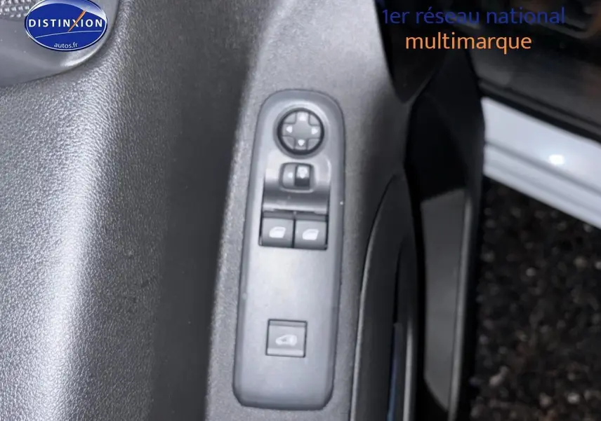 Gros plan sur les commandes électriques de la porte côté conducteur du Citroën Berlingo Fourgon blanc 2025.