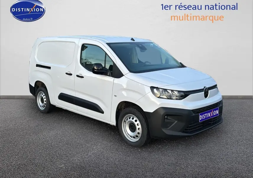Fourgon Citroën Berlingo XL blanc en 3/4 avant droit avec porte latérale coulissante visible.