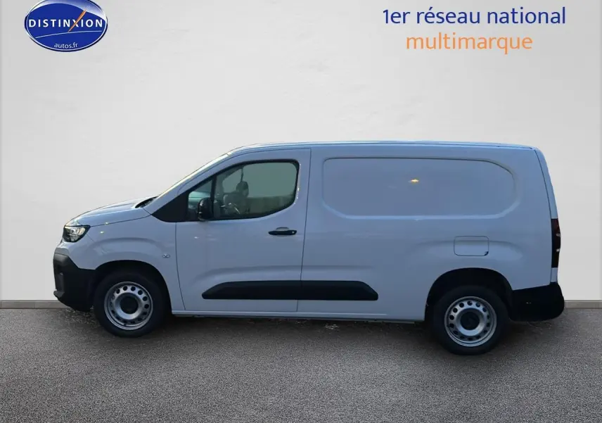 Vue de profil côté gauche d'un utilitaire Citroën Berlingo Fourgon blanc avec porte latérale coulissante.