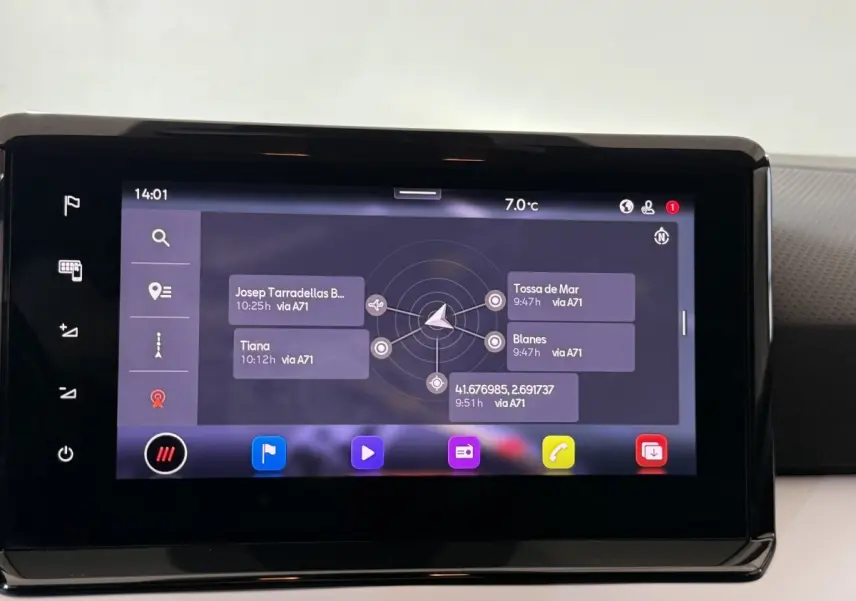 Écran tactile 9,2 pouces du système de navigation de la SEAT IBIZA 1.0 TSI 110 FR 2024, affichage clair et moderne.