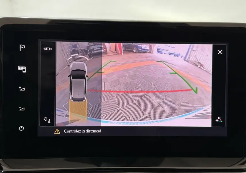 Affichage caméra de recul et vue 3D du véhicule blanc SEAT Ibiza 2024 sur écran tactile intérieur.