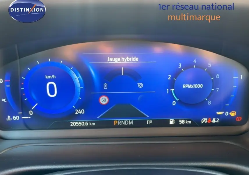 Tableau de bord numérique bleu du Ford Puma 2023, affichant vitesse, jauge hybride et compte-tours.