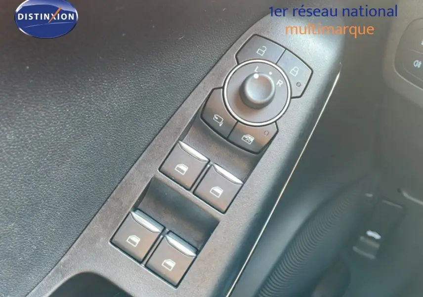 Gros plan sur les commandes des vitres électriques et rétroviseurs côté conducteur du Ford Puma noir Agate Metal 2023.