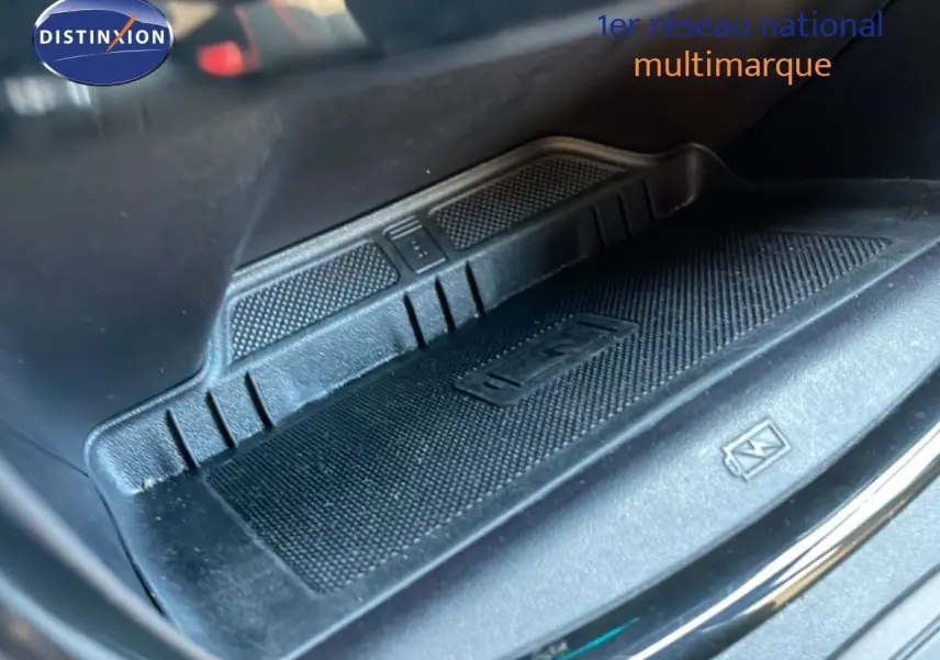 Gros plan sur le tapis de recharge sans fil noir dans l'habitacle du Ford Puma 2023 finition ST-Line.