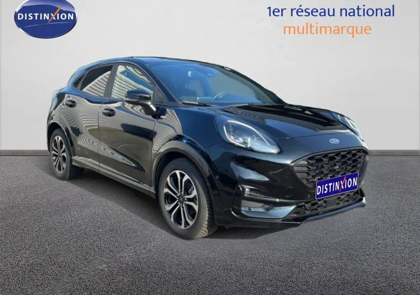 Vue 3/4 avant d'une Ford Puma noire Agate Metal avec calandre noire et jantes alliage bicolores.