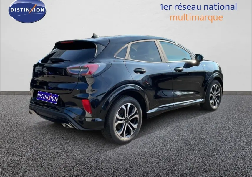 Ford Puma noir Agate métal en vue 3/4 arrière droit, mettant en valeur ses lignes dynamiques et ses jantes alliage.