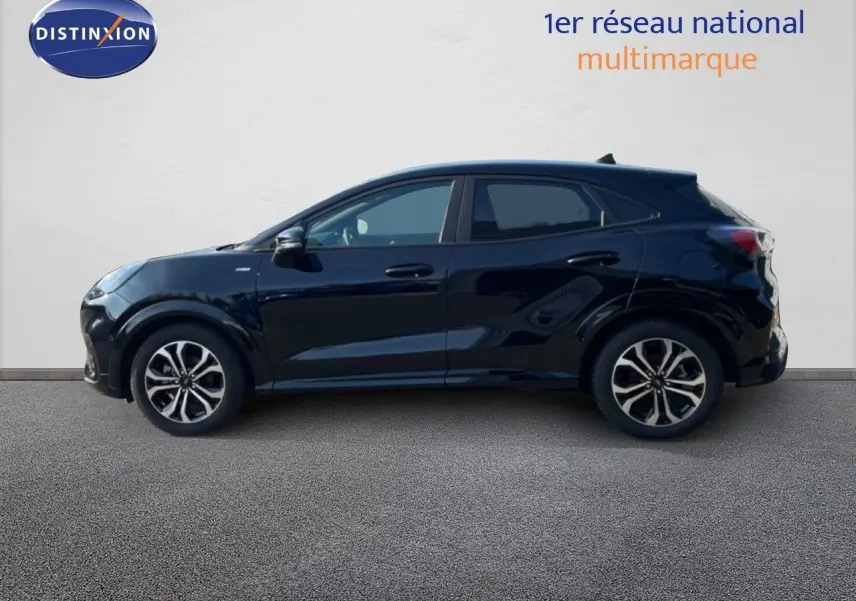 Vue de profil côté gauche d'un Ford Puma noir Agate Métal 2023 avec jantes alliage et finition ST-Line.