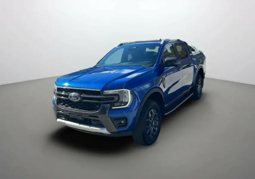 Ford Ranger 2026 bleu lightning en 3/4 avant droit, avec calandre noire et jantes alu foncées visibles.