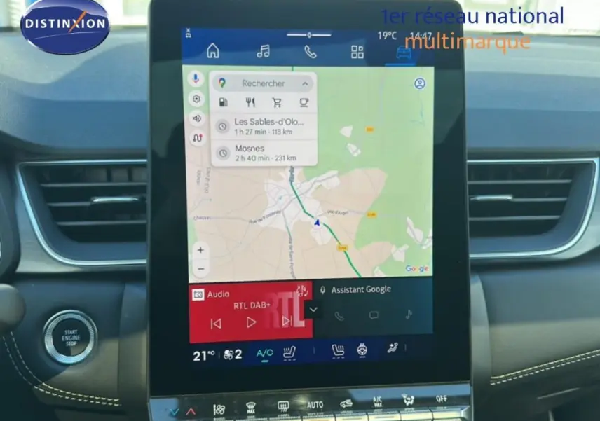 Vue intérieure centrée sur l’écran tactile du tableau de bord du Renault Symbioz blanc, affichant la navigation GPS.