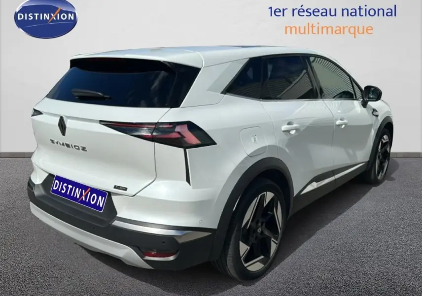 Vue 3/4 arrière droite d'une Renault SYMBIOZ E-Tech full hybrid blanche avec jantes alliage 19 pouces et vitres teintées.