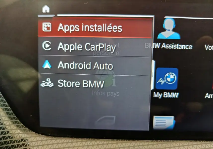 Écran tactile central de BMW Série 1 118i Edition Sport affichant les options Apple CarPlay et Android Auto.