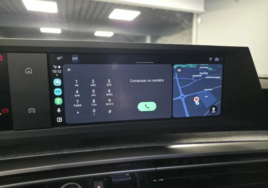 Écran tactile central du Peugeot 3008 gris 2025 montrant la fonction de composition d’un numéro et navigation GPS.