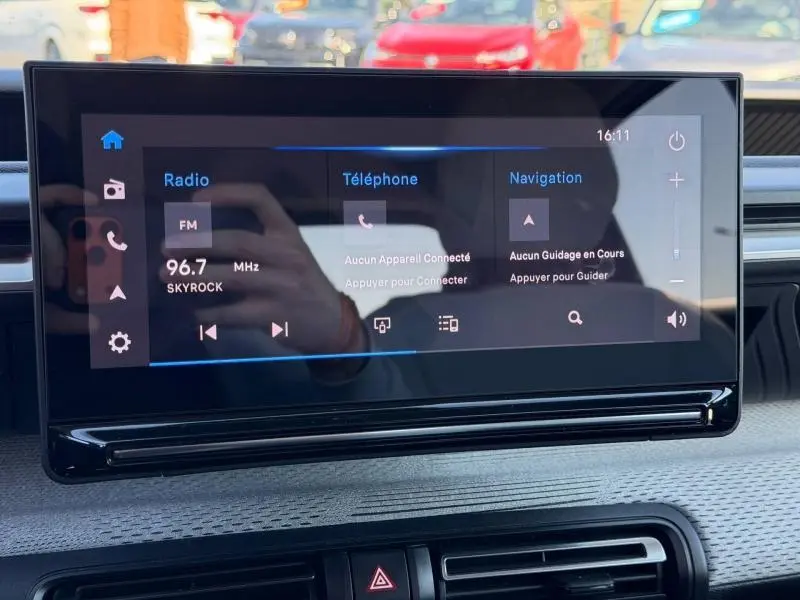 Écran tactile central de la Citroën C3 1.2 Turbo 100ch MAX 2025, affichant radio, téléphone et navigation.