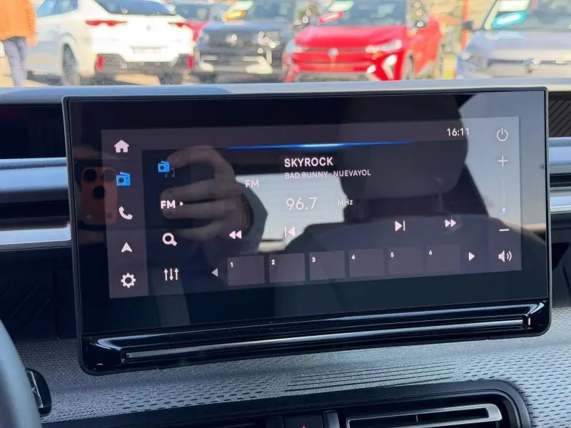 Écran tactile central de la Citroën C3 2025 gris Mercury affichant la radio FM sur la fréquence 96.7 MHz.