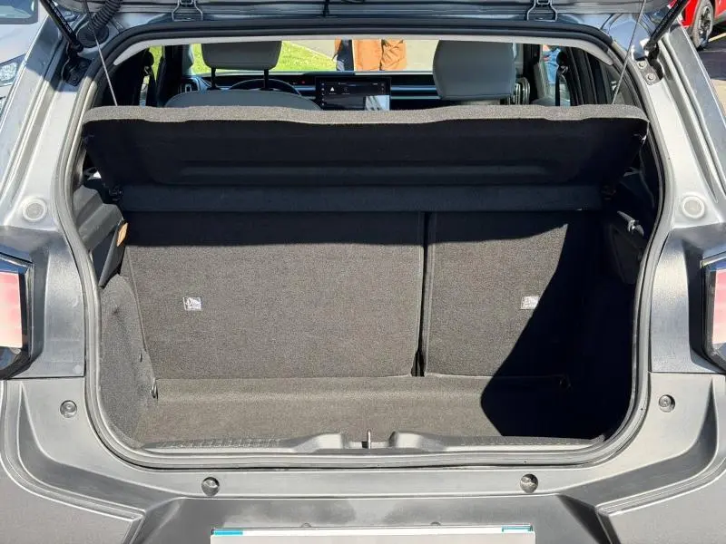 Coffre ouvert vu de l'arrière d'une Citroën C3 1.2 Turbo 100ch gris Mercury avec banquette arrière rabattue partiellement.