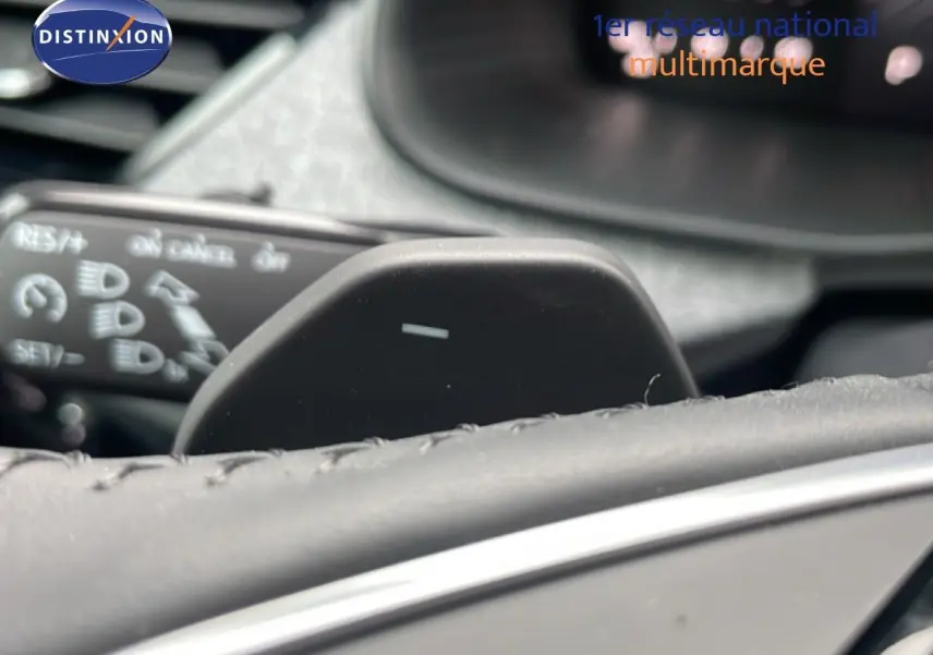 Gros plan sur la palette de changement de vitesse au volant du Skoda Kamiq gris graphite, intérieur moderne et fonctionnel.