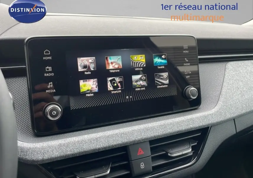 Écran tactile central du tableau de bord du Skoda Kamiq gris graphite 2025, avec commandes multimédia visibles.