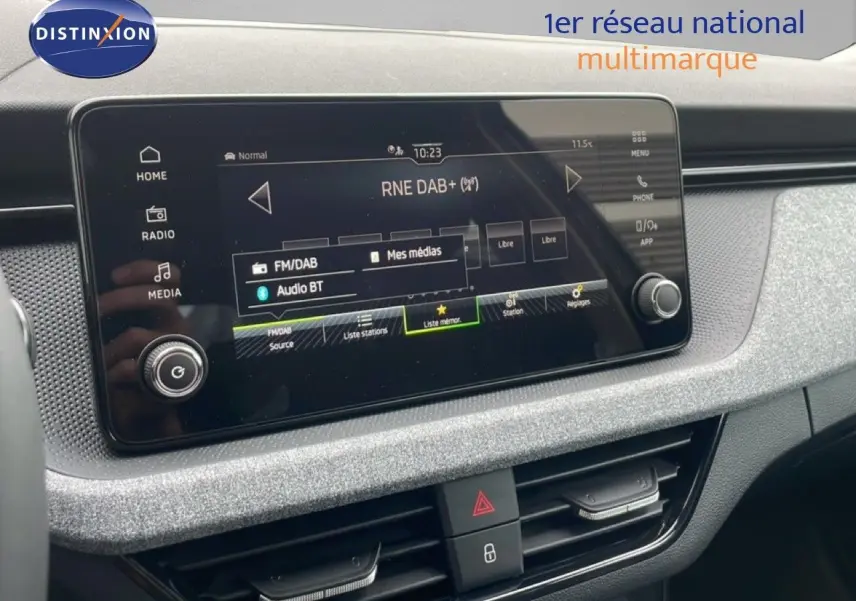 Écran tactile central affichant la radio DAB+ dans l'habitacle gris clair d'une Skoda Kamiq 2025.