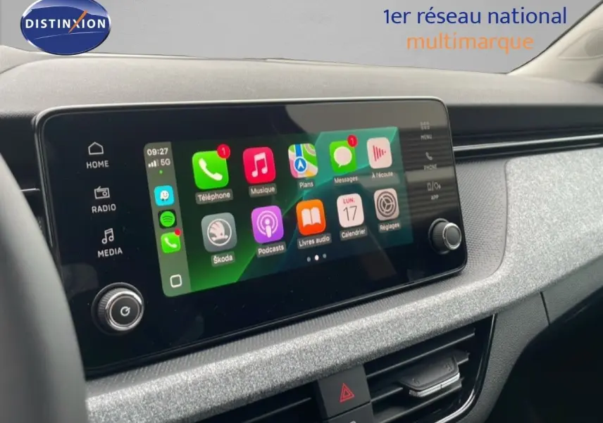 Écran tactile central du tableau de bord du Skoda Kamiq 2025, interface Apple CarPlay affichée, finition intérieure gris clair.