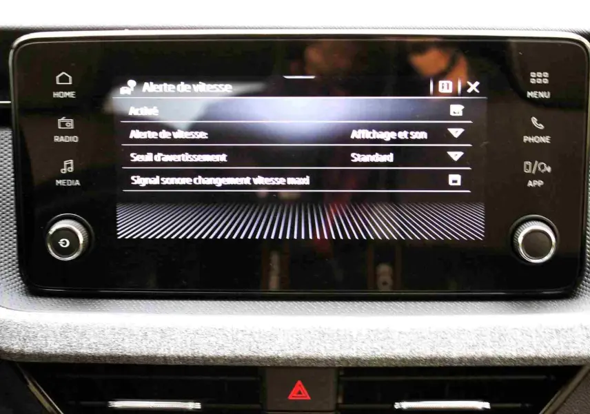 Écran tactile central affichant les réglages d'alerte de vitesse dans l'habitacle d'un Skoda Kamiq 2025.